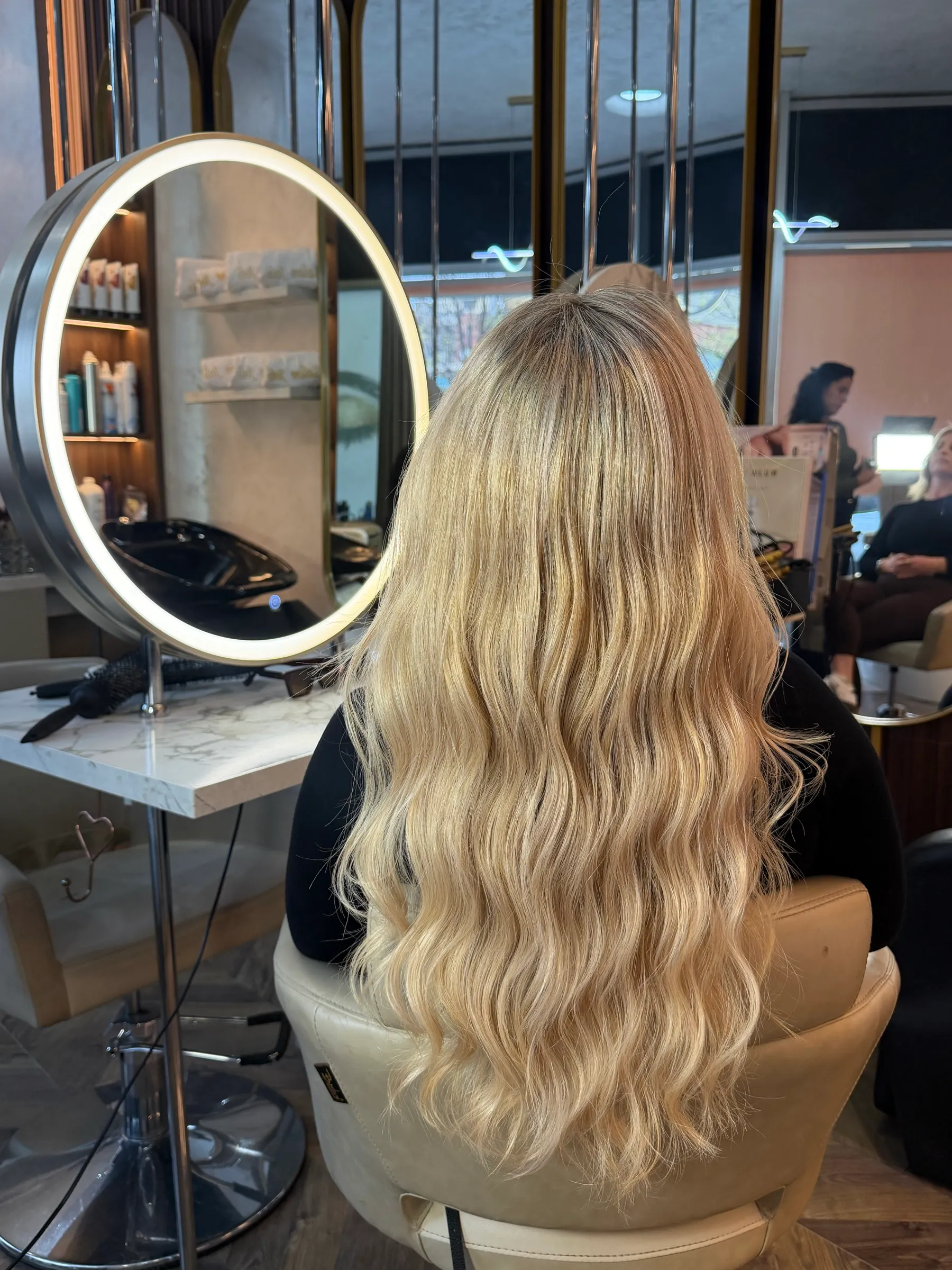 Balayage blonde nga lart