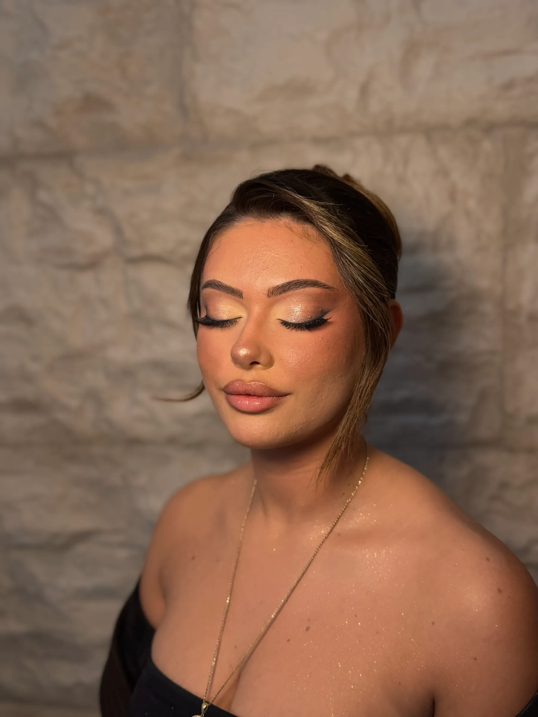 Soft glam, eyeliner i butë