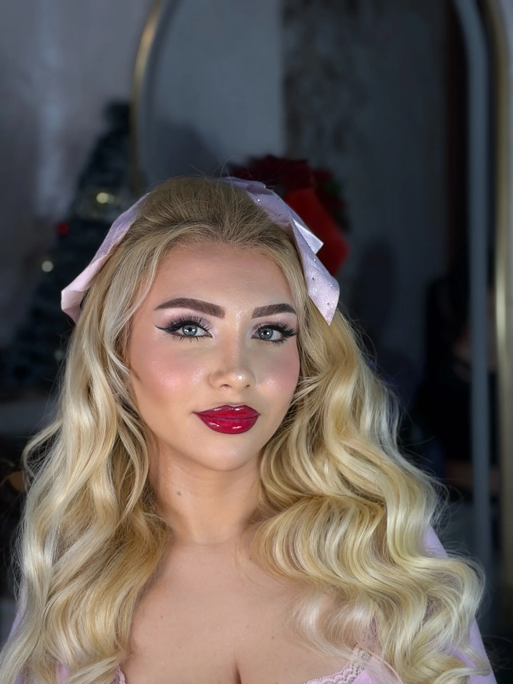 Makeup festiv me buzë të kuqe