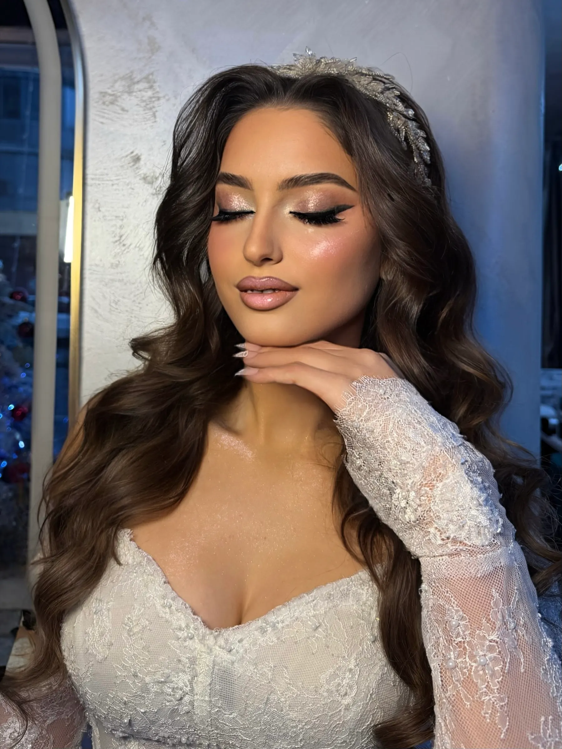 Nuse me dantelle dhe makeup të butë